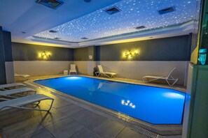 Εσωτερική πισίνα, ξαπλώστρες, ναυαγοσώστης