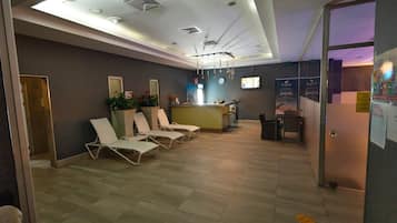 Sauna, baño de vapor, masajes con piedras calientes y masajes suecos