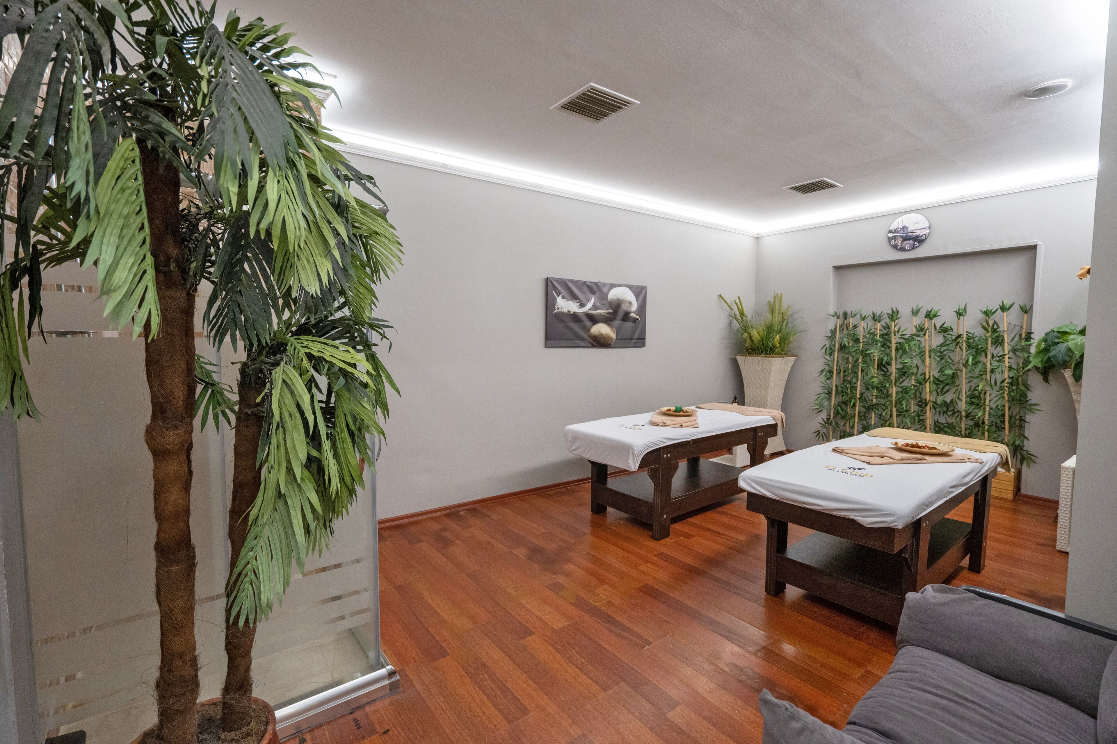  三溫暖烤箱、蒸氣室、熱石按摩、瑞典式按摩、泰式按摩、運動按摩