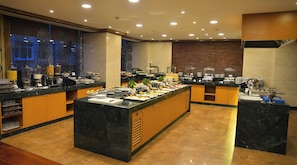 Tägliches Frühstücksbuffet gegen Gebühr