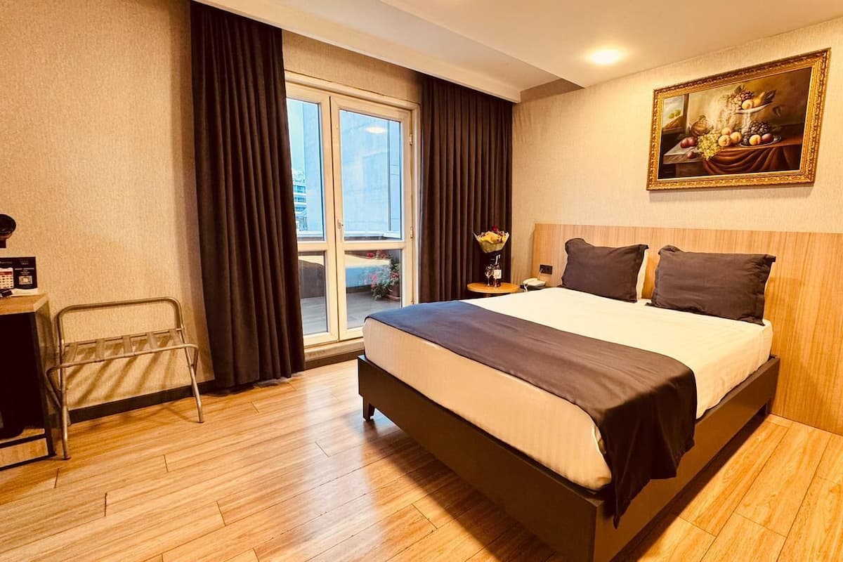 Classic Studio Suite | 1 bedroom, minibar, in-room safe, desk