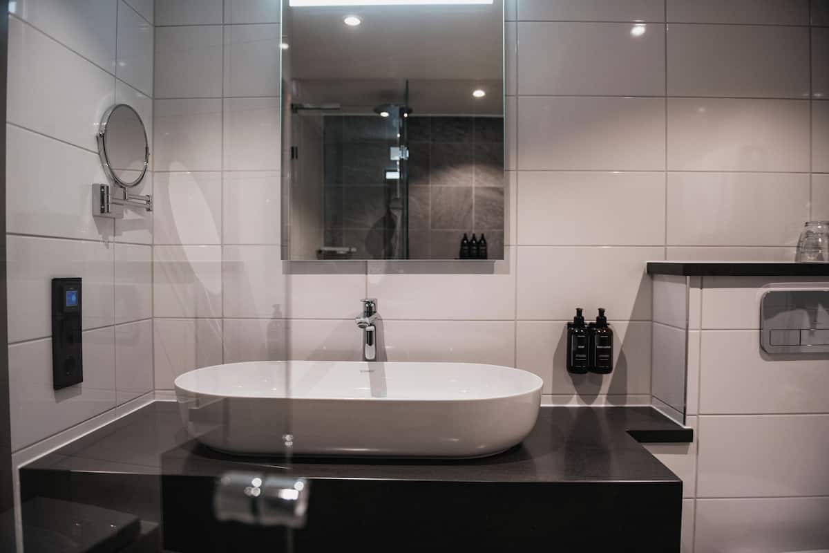 deluxe double room (140cm bed) non smoking | bathroom | shower, hair dryer, towels