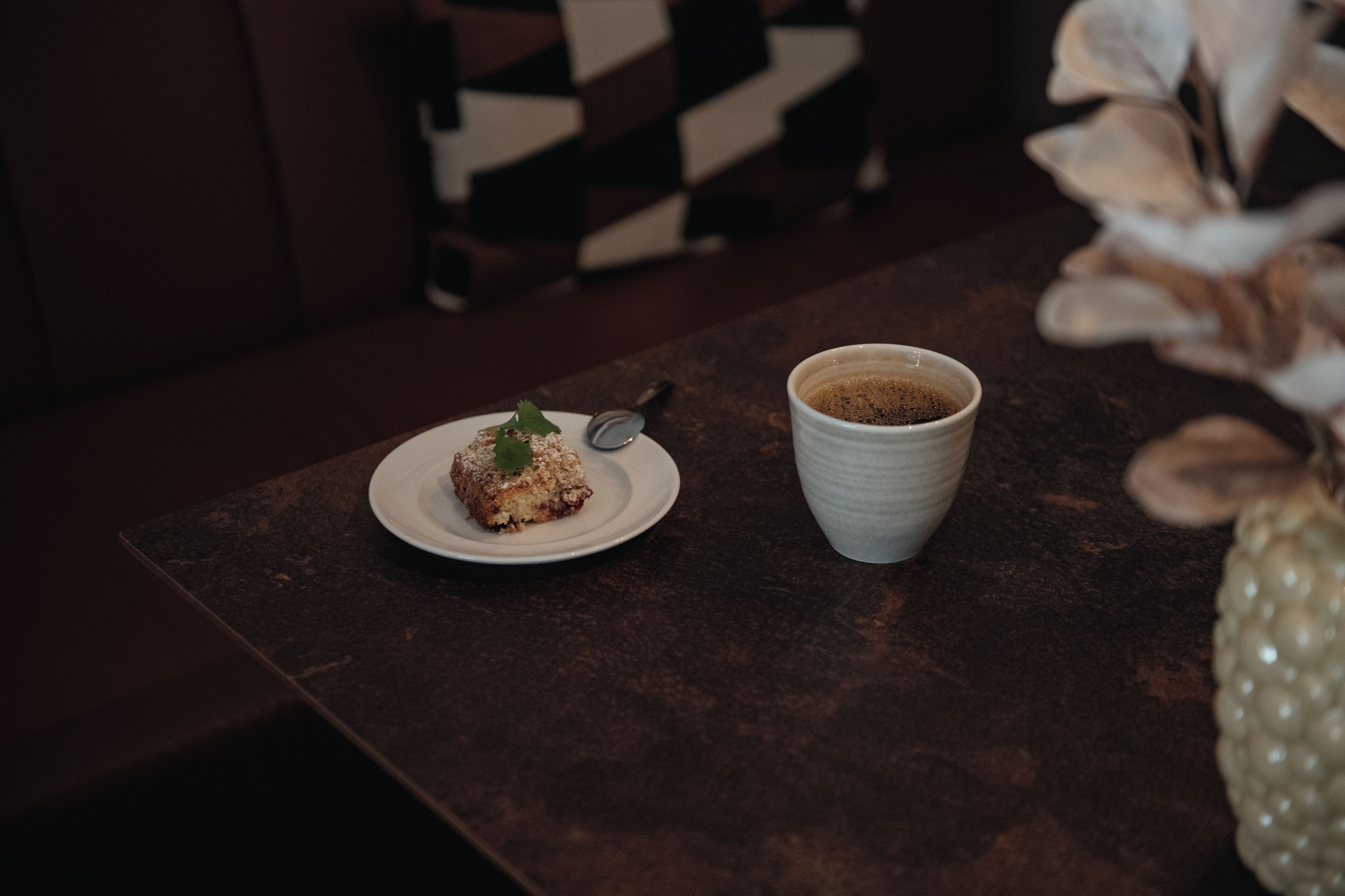 Un dessert et une tasse de café sur une table.