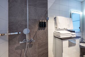 Deluxe Double Room (140cm bed) Non smoking | Badezimmer | Dusche, Haartrockner, Handtücher