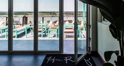 Hu. Hotel