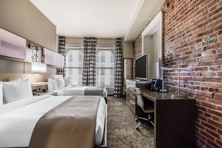Premium bedding, in-room safe, individually decorated. Hu. Hotel