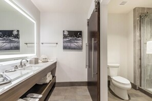 Rainfall showerhead, designer toiletries, hair dryer, towels - Hu. Hotel (Memphis)