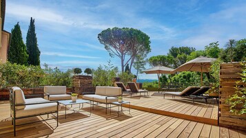 Ropa de cama de alta calidad y caja de seguridad en la habitación 