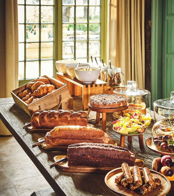 Daily buffet breakfast (EUR 37 per person) - Hotel Le Pigonnet (Aix-en-Provence)