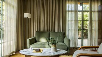 Ropa de cama de alta calidad y caja de seguridad en la habitación