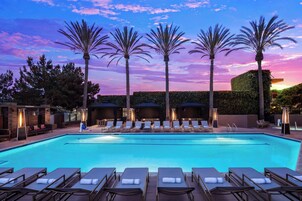 Una piscina al aire libre, cabañas de piscina gratuitas, sombrillas