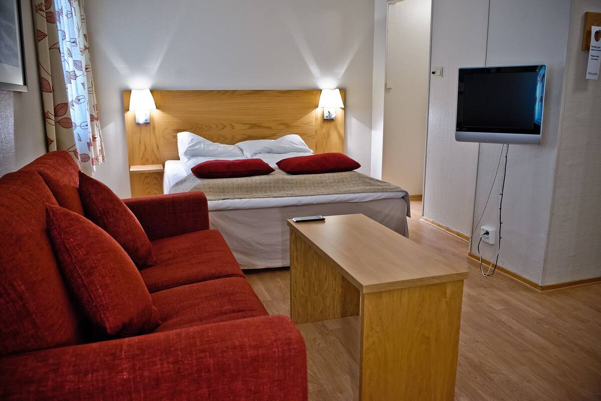 Premium bedding, in-room safe, desk, WiFi