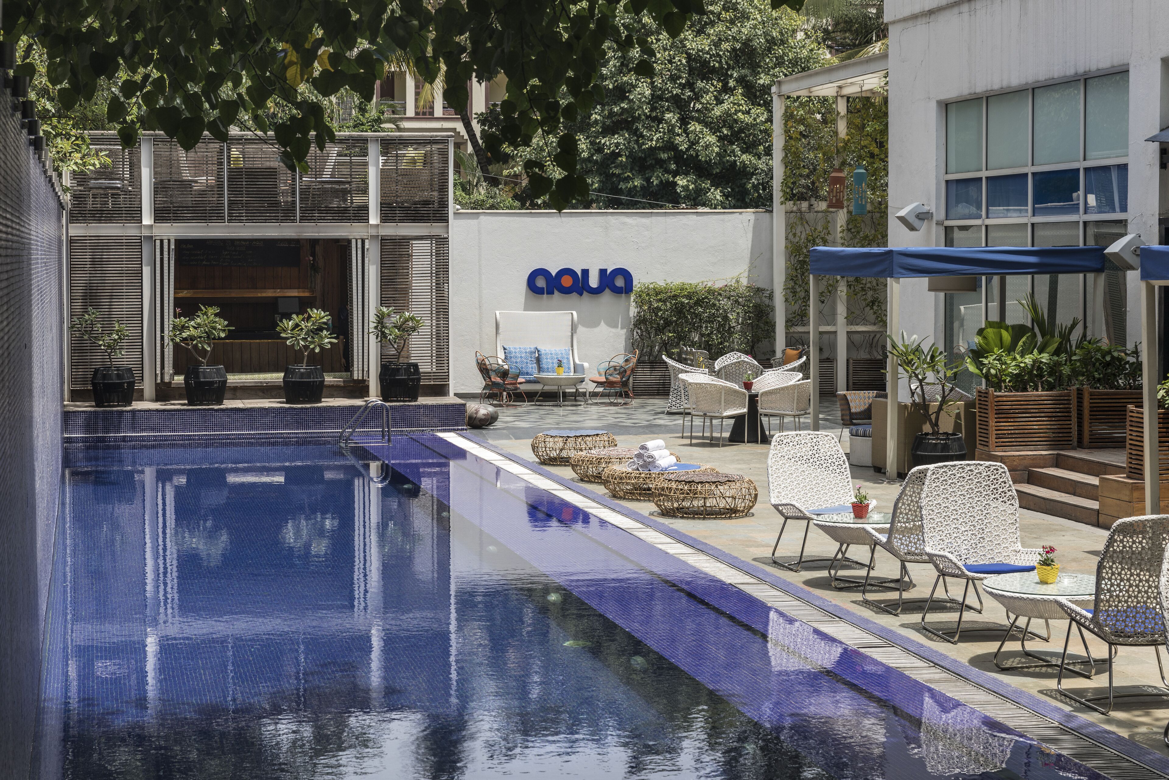 Bar en bord de piscine