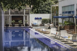 บาร์ริมสระว่ายน้ำ