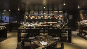 Un buffet proposant une variété de plats et de boissons.