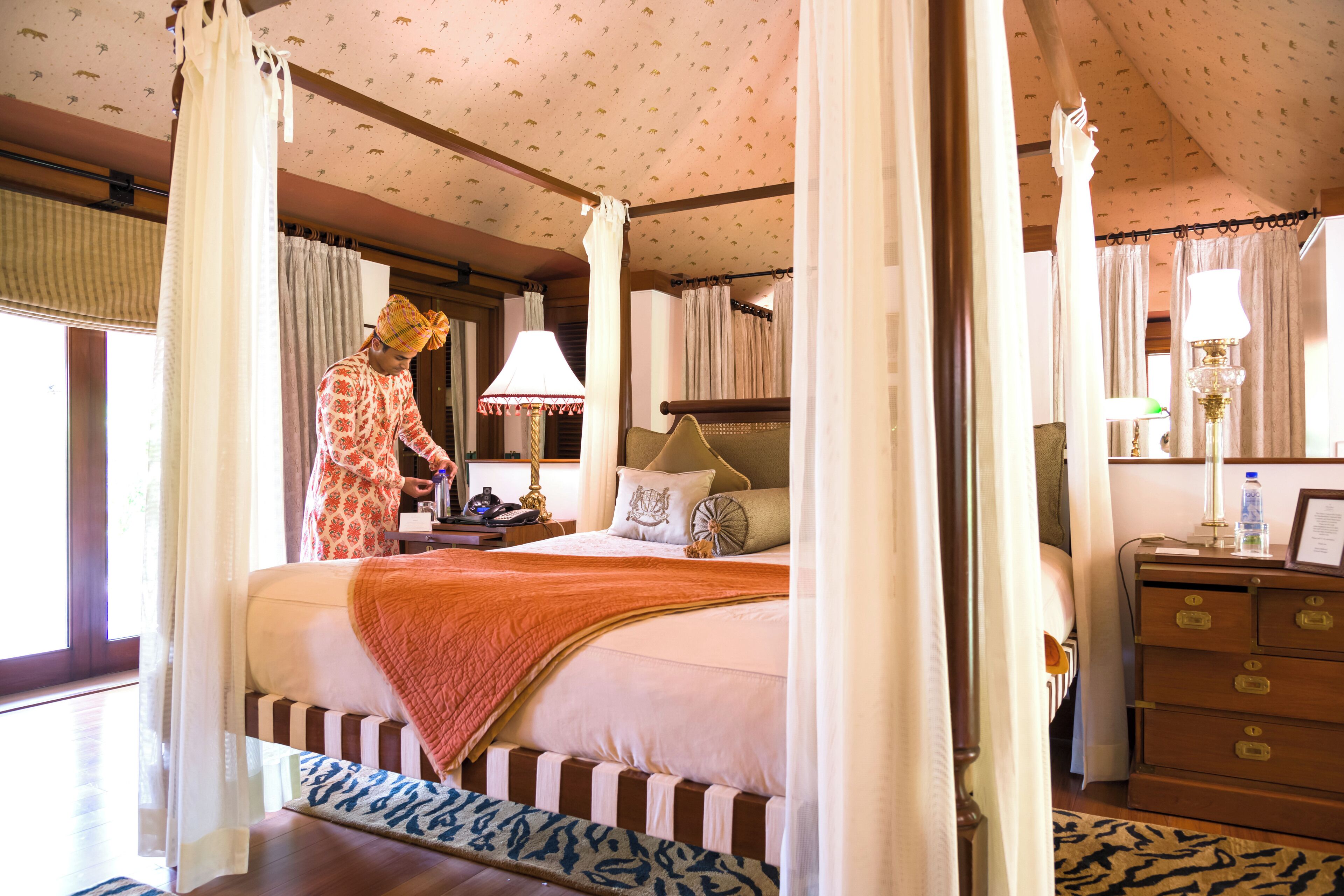 ラグジュアリー テント キングベッド 1 台 | 高級寝  具、ミニバー、セーフティボックス (室内)、デスク