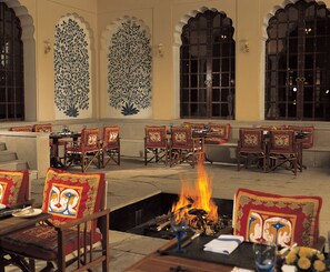 供应午餐和晚餐，本地与国际菜，室外就餐