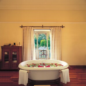 Couples treatment room(s), body treatments, aromatherapy, Thai massages