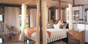 Premium bedding, minibar, in-room safe, desk - The Oberoi Vanyavilas Wildlife Resort, Ranthambhore (Sawai Madhopur)