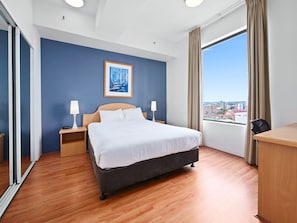 Appartement Deluxe, 2 chambres, non-fumeurs, balcon | Bureau, chambres insonorisées, fer et planche à repasser