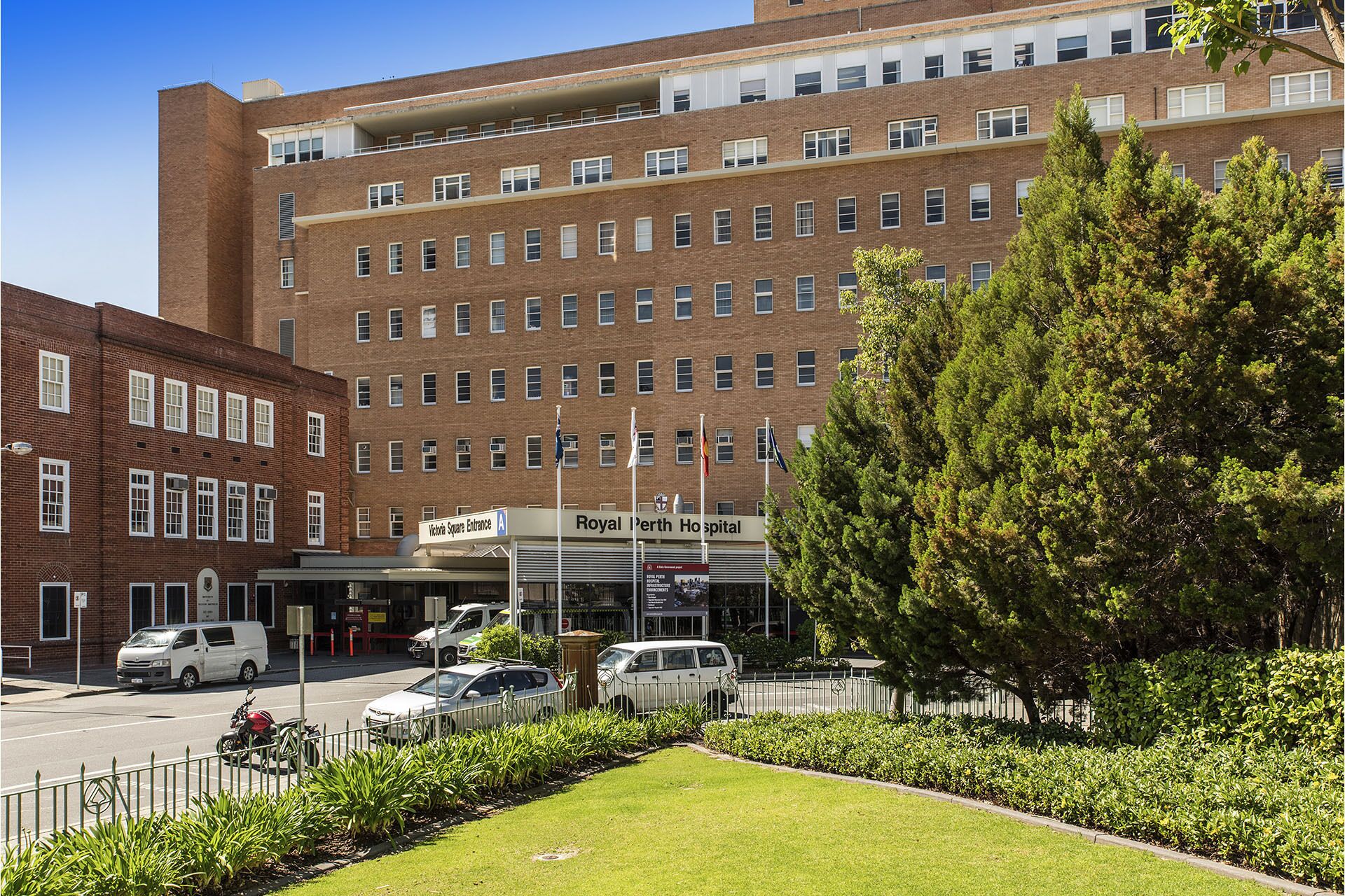 Ein mehrstöckiges Backsteingebäude mit einem Schild für das Royal Perth Hospital.