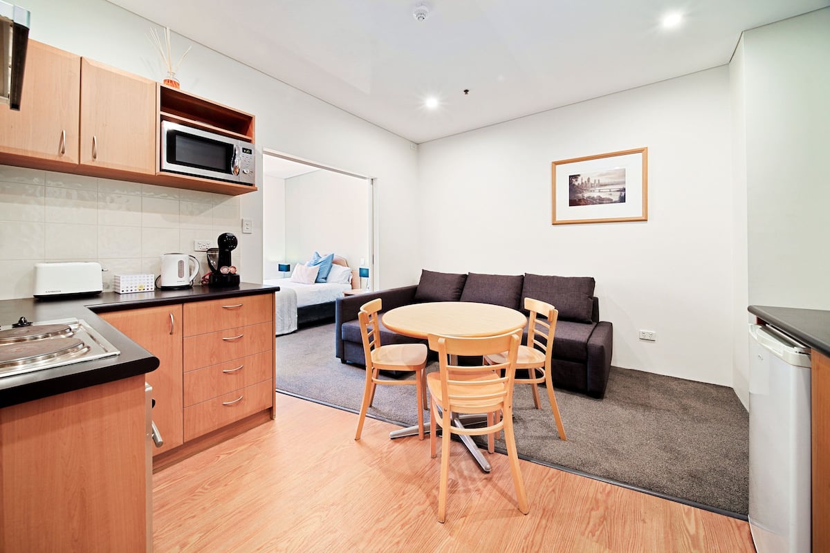 Standard Apartment, 1 Bedroom, Queen Bed, Non Smoking, Balcony | Área de sala de estar | Televisión LCD