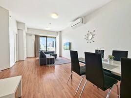 Appartamento Deluxe, 2 camere da letto, non fumatori, balcone | Area soggiorno | TV LCD