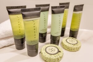 Una fila di prodotti per la cura dei capelli Zambelli su una superficie bianca.