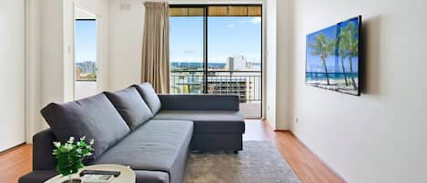 Leilighet – deluxe, 2 soverom, ikke-røyk, balkong | Oppholdsområde | LCD-TV