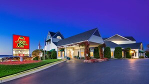 A hotel with a covered entrance, indoor pool, and spa. - Apple Tree Inn, SureStay Collection by Best Western (Petoskey)