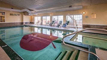 Una piscina techada, sillones reclinables de piscina