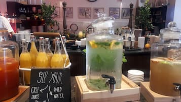 Tägliches Frühstücksbuffet (22 EUR pro Person)