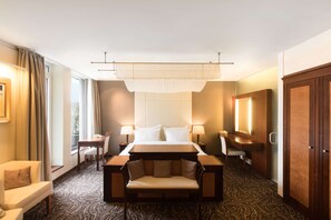 Hypo-allergenic bedding, minibar, in-room safe, desk