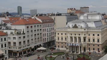 Un edificio histórico con arquitectura clásica, un patio central con fuente y edificios modernos circundantes.