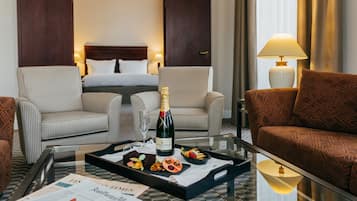 Hypo-allergenic bedding, minibar, in-room safe, desk