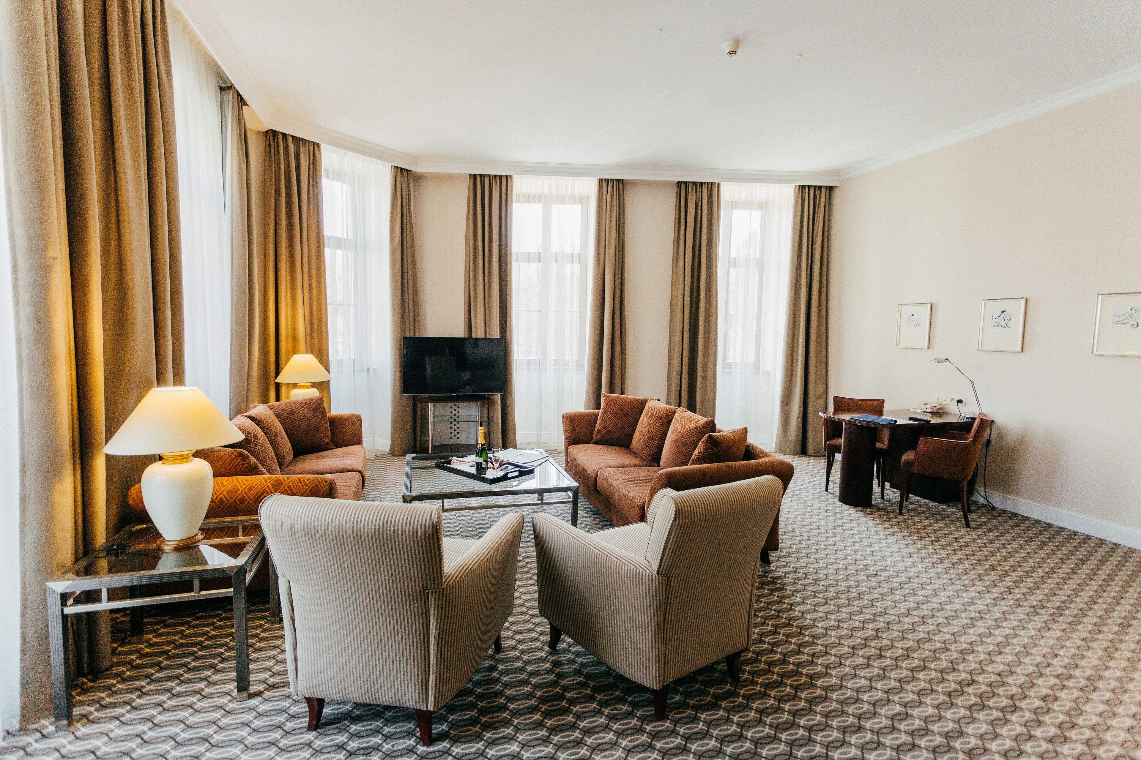 Suite | Hypo-allergenic bedding, minibar, in-room safe, desk