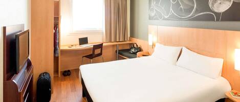 Standard Room, 2 Twin Beds | Desk, soundproofing, iron/ironing board, free WiFi