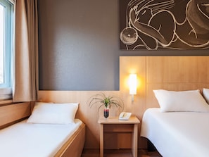 Standardzimmer (1 double bed and 1 twin bed)