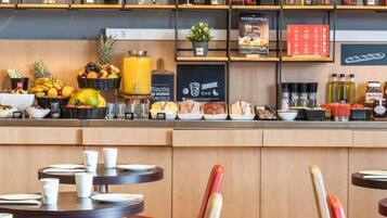 Se ofrece un desayuno bufé todos los días (por un coste adicional)