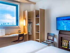 Standaard kamer, 2 eenpersoonsbedden | Een bureau, geluiddichte muren, een strijkplank/strijkijzer, gratis wifi