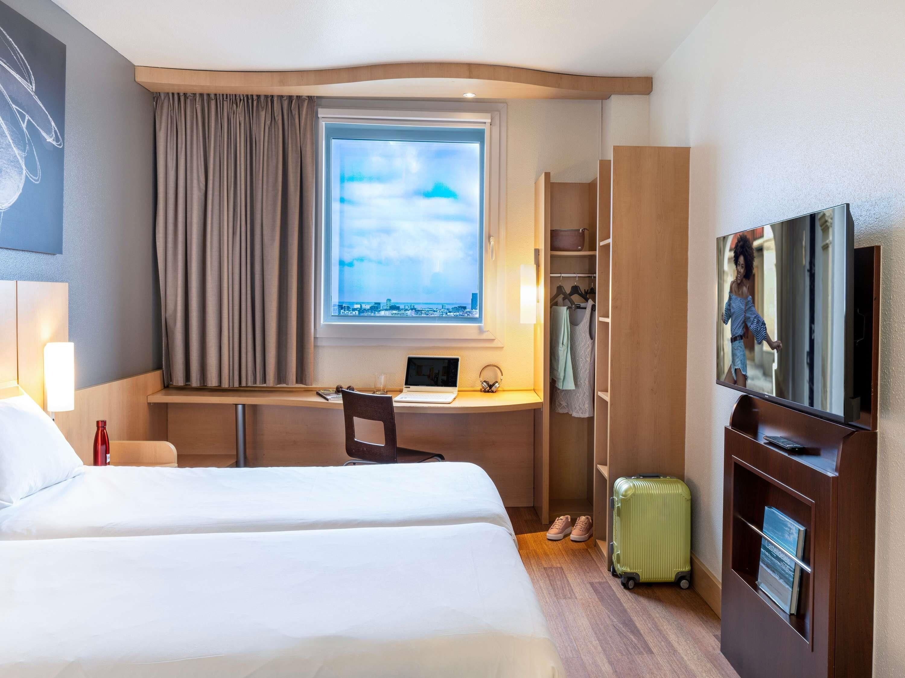 Standard Room, 2 Single Beds | Desk, soundproofing, iron/ironing board (on request), free WiFi