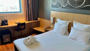 Desk, soundproofing, iron/ironing board, free WiFi