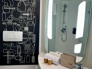 Desk, soundproofing, iron/ironing board, free WiFi - ibis Barcelona Meridiana (Barcelona)