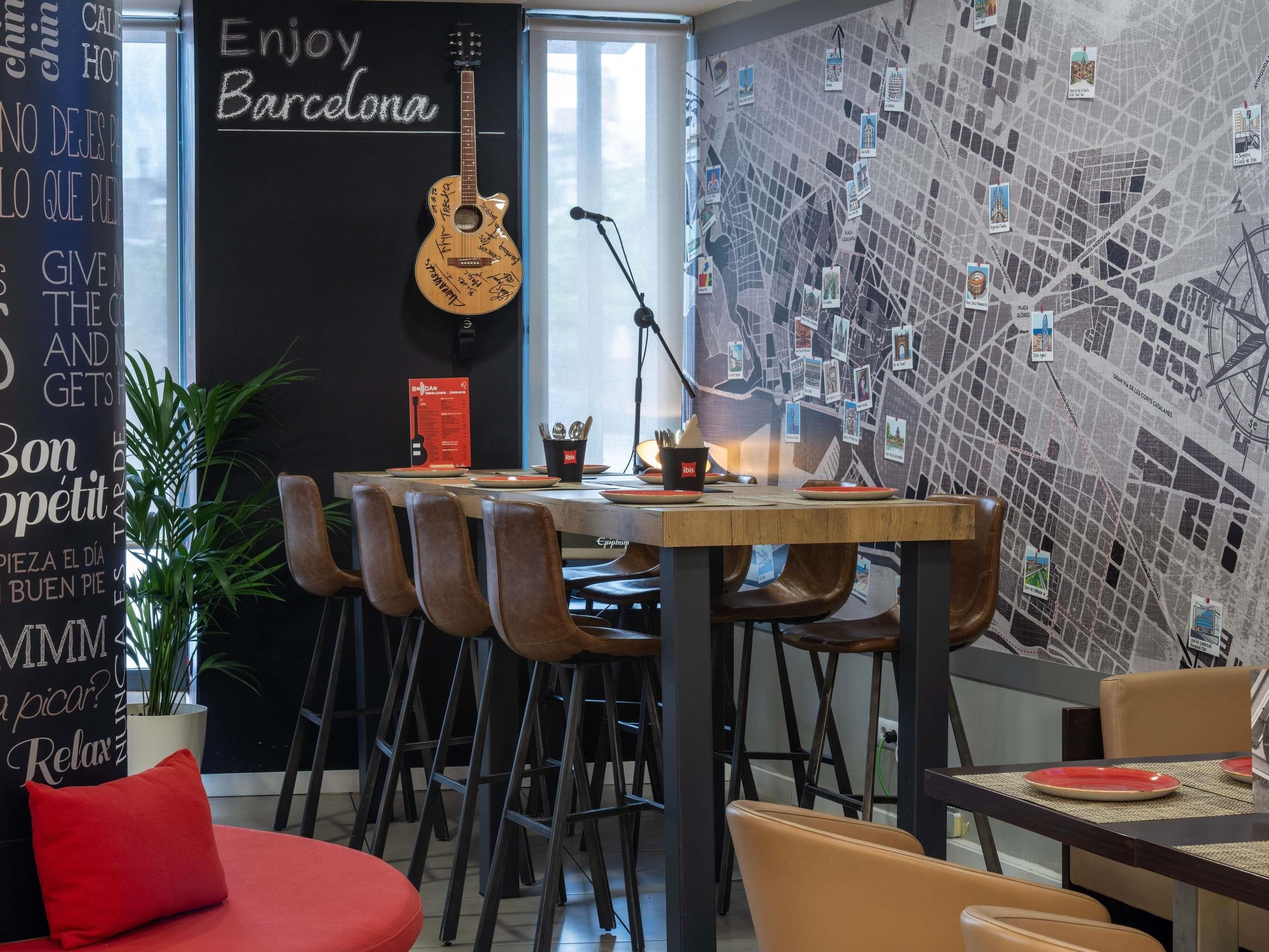 Ein Restaurant mit Gitarre, Speisekarte und einer Wand voller Fotos.