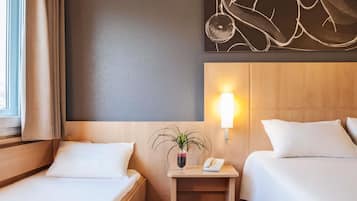 Chambre Standard (1 double bed and 1 twin bed) | Bureau, chambres insonorisées, fer et planche à repasser, Wi-Fi gratuit