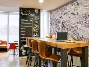 Bữa sáng buffet hàng ngày (9.95 EUR/mỗi người)