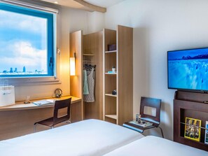 Standard Room, 2 Twin Beds | Desk, soundproofing, iron/ironing board, free WiFi - ibis Barcelona Meridiana (Barcelona)