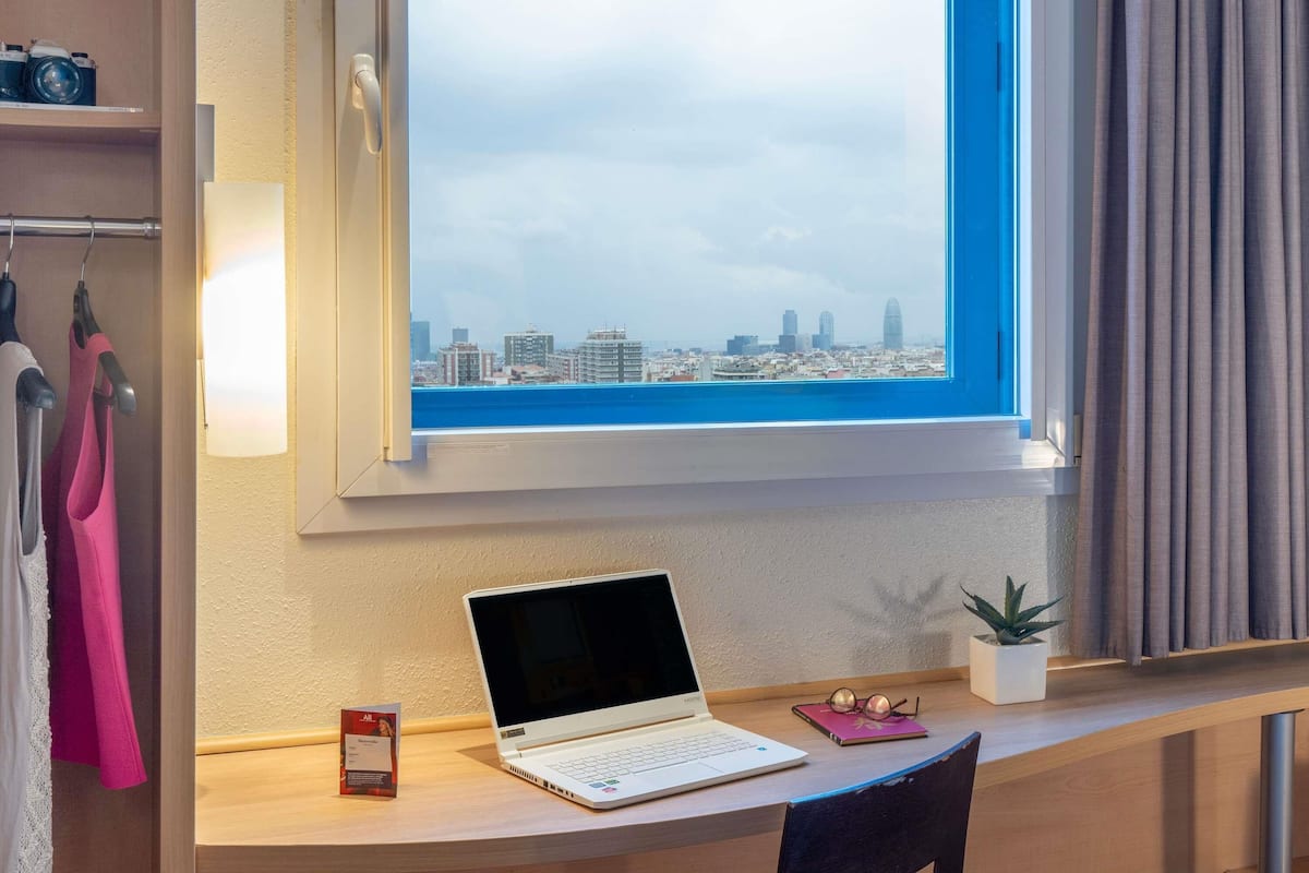 Escritorio, insonorización, tabla de planchar con plancha y wifi gratis
