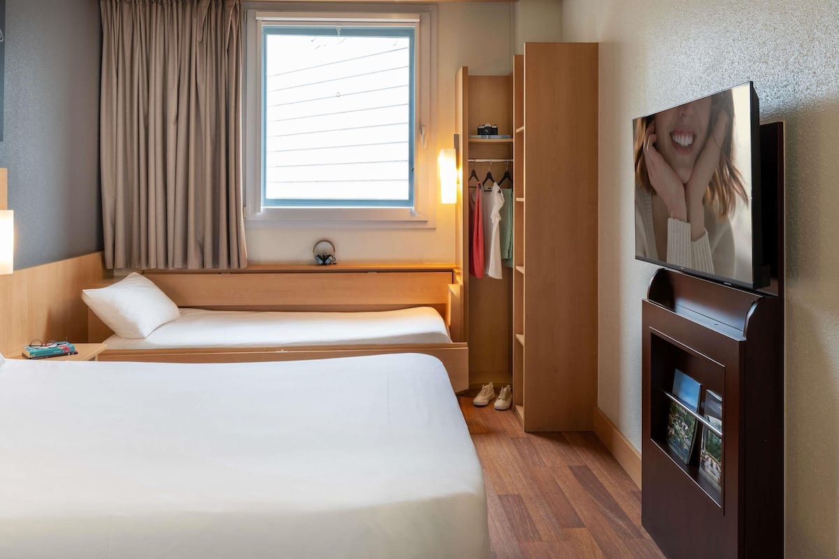 Quarto standard (1 double bed and 1 twin bed) | Escrivaninha, quartos à prova de som, ferros/tábuas de passar roupa