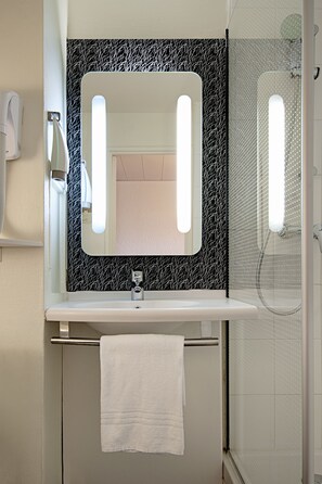 Shower, eco-friendly toiletries, hair dryer, towels - ibis Barcelona Meridiana (Barcelona)